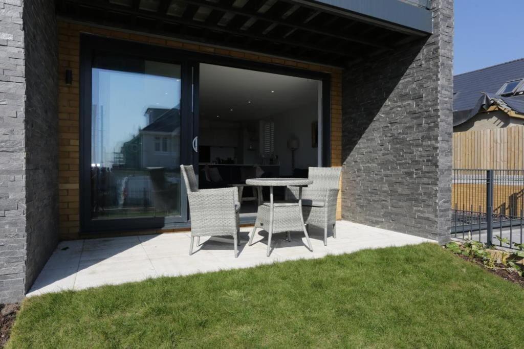 Bournecoast: Modern 2 Bed Flat With Patio - Fm8413 * Bournemouth