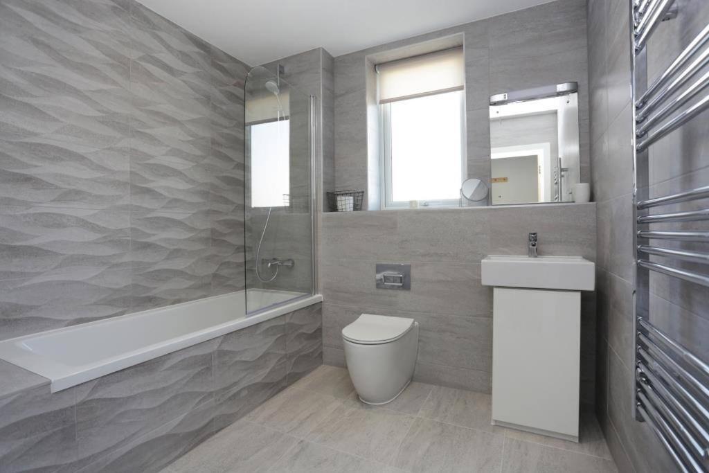 Bournecoast: Modern 2 Bed Flat With Patio - Fm8413 *