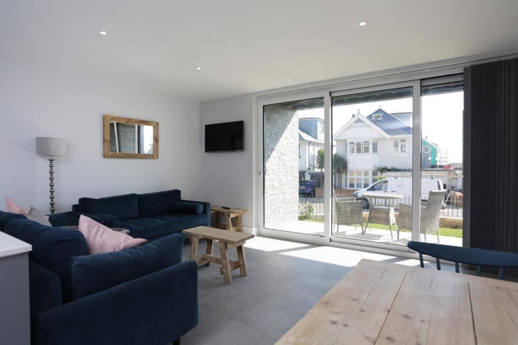 Bournecoast: Modern 2 Bed Flat With Patio - Fm8413 *