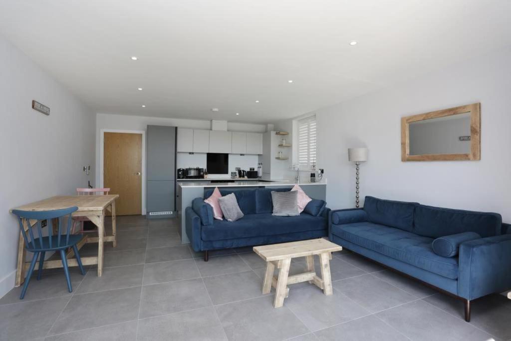 Apartment Bournecoast: Modern 2 Bed Flat With Patio - Fm8413