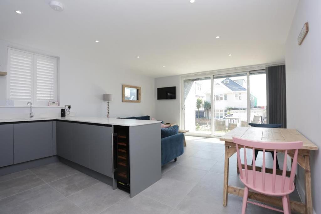Bournecoast: Modern 2 Bed Flat With Patio - Fm8413 Apartment Bournemouth