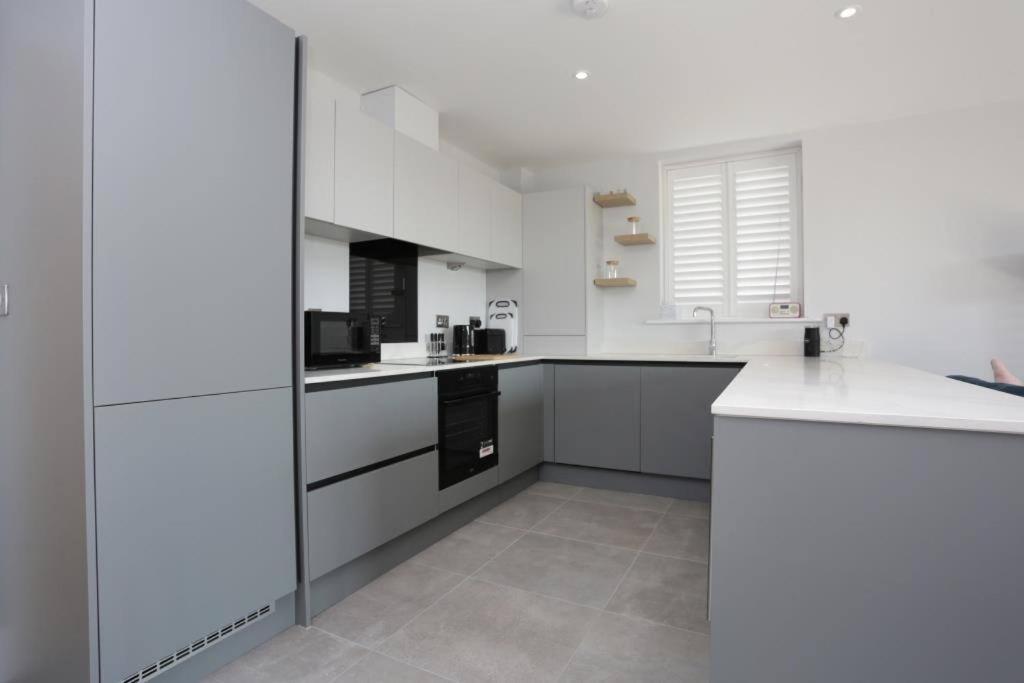 Bournecoast: Modern 2 Bed Flat With Patio - Fm8413 *