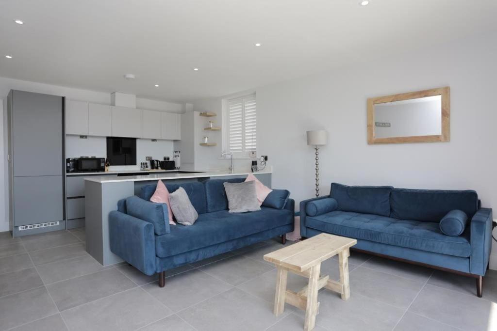Bournecoast: Modern 2 Bed Flat With Patio - Fm8413