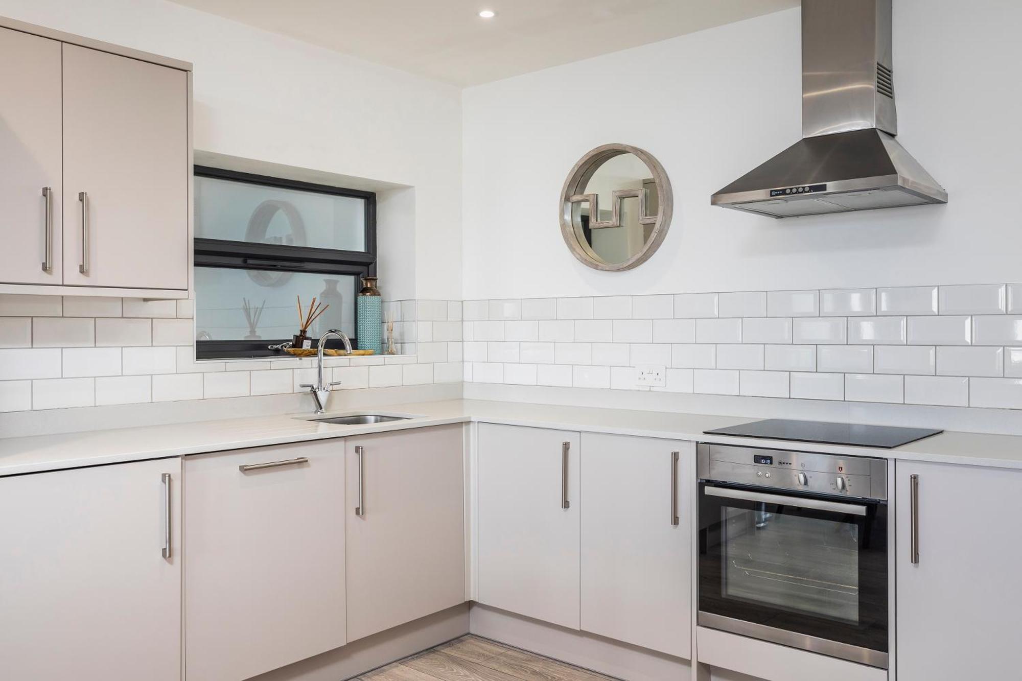 Luxury 3 Bed Apartment- Large Balcony With Seaviews Bournemouth