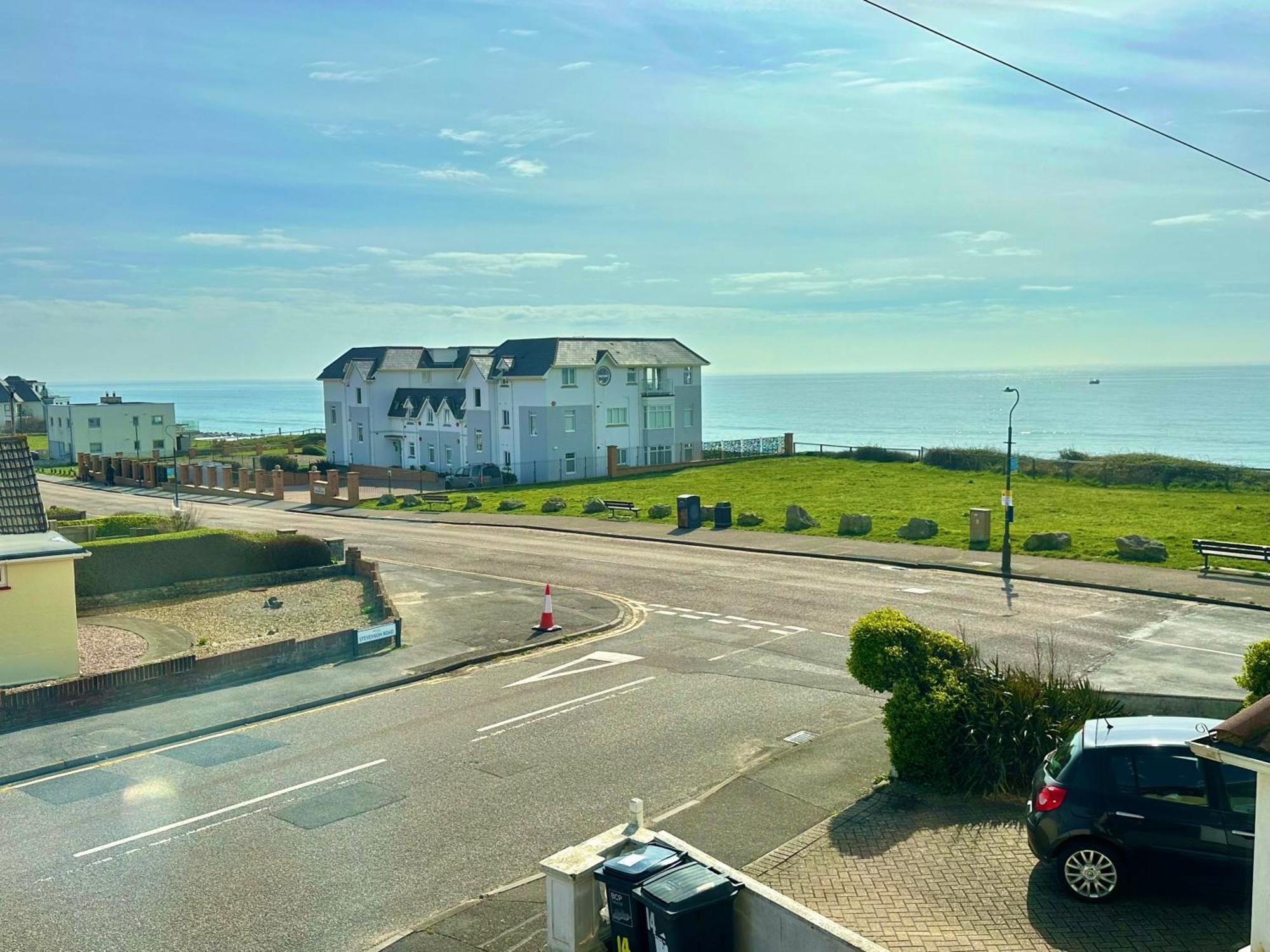 Sea View Three Bed Detached - With Parking - Next To Beach! Holiday home *