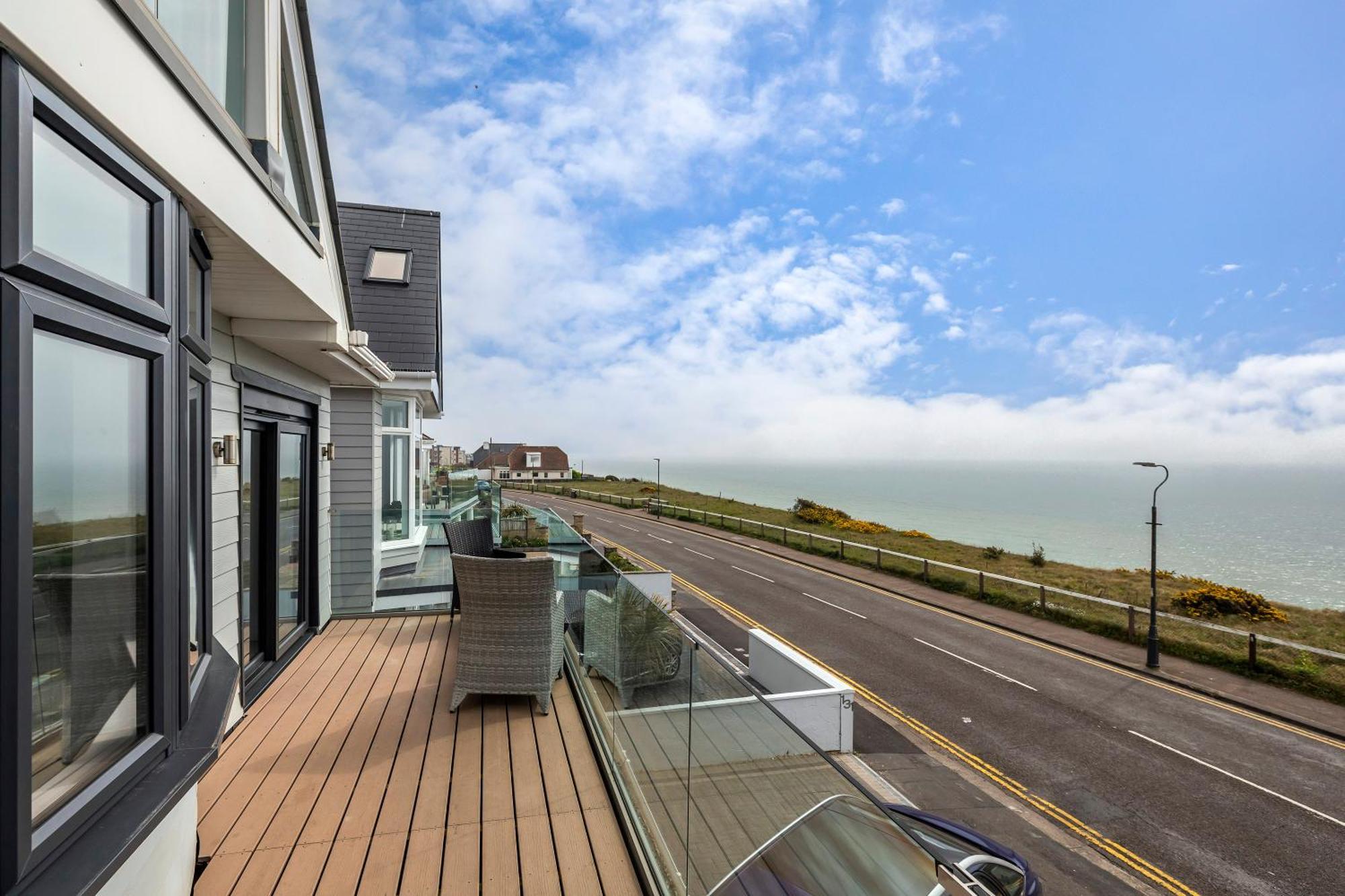 Luxury 3 Bed Apartment- Large Balcony With Seaviews Apartment