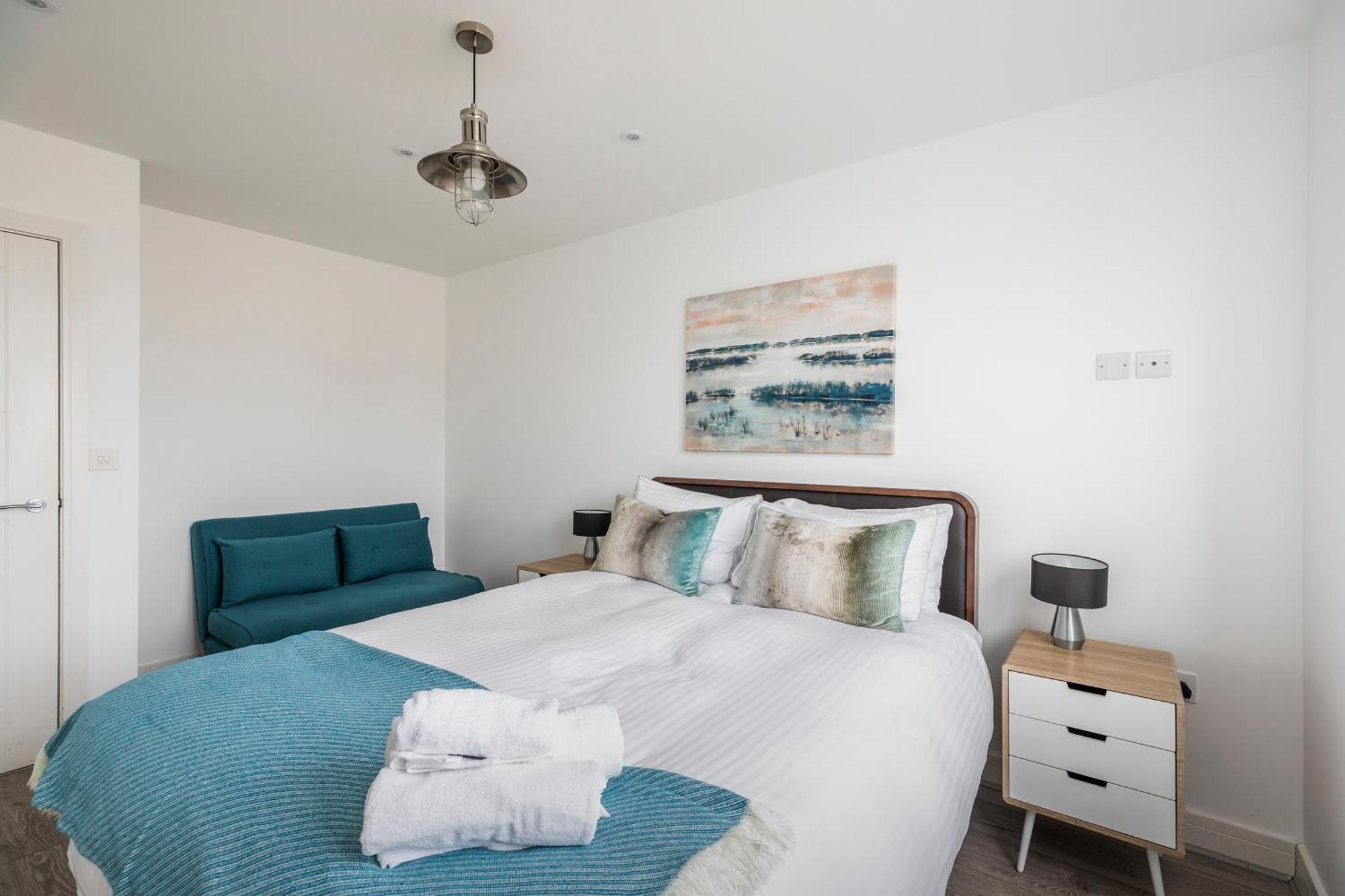 Luxury 3 Bed Apartment- Large Balcony With Seaviews *