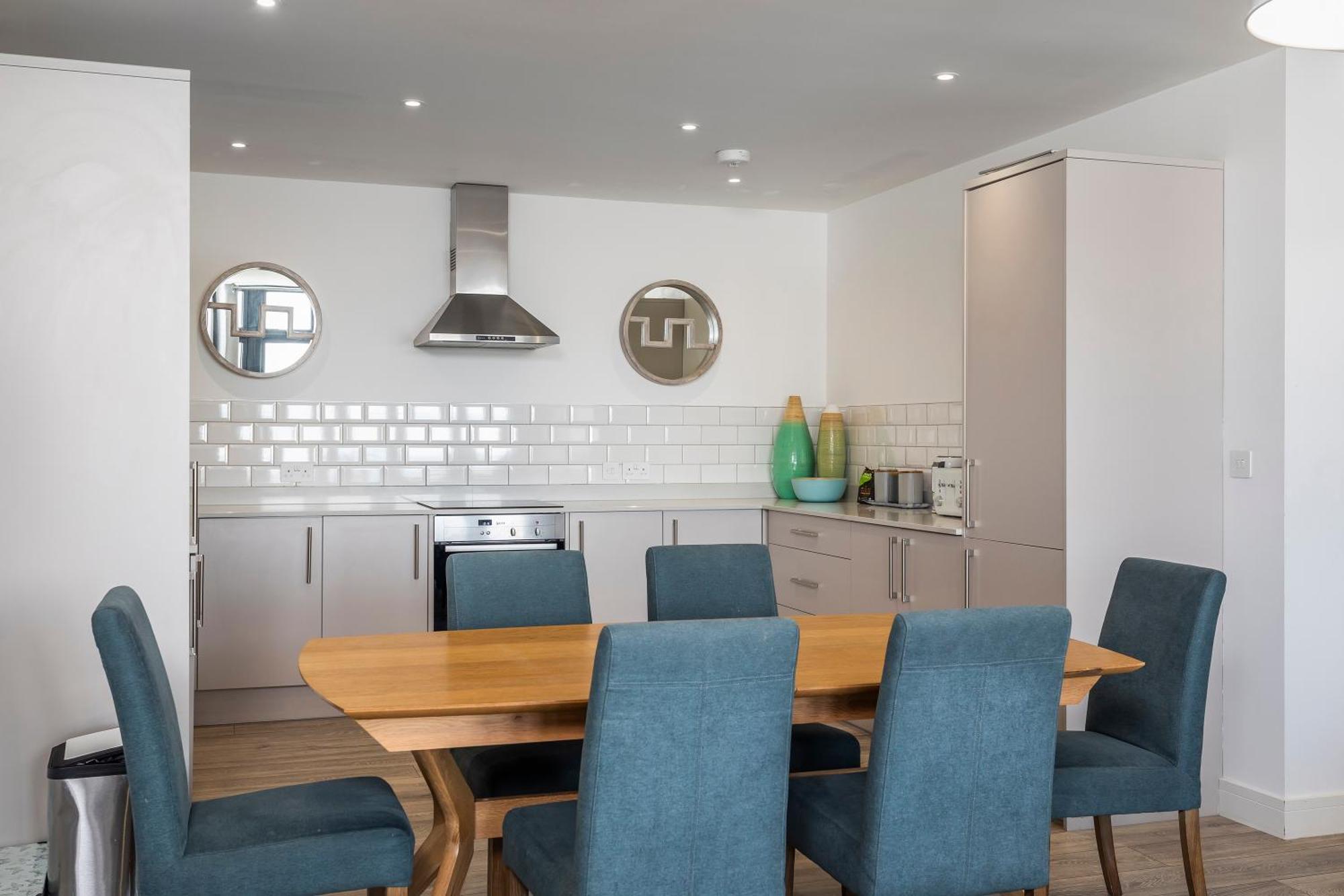 Apartment Luxury 3 Bed Apartment- Large Balcony With Seaviews *