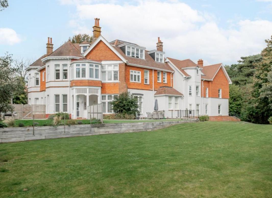 New Ground Floor Apartment, 4 Mins Walk To Beach *