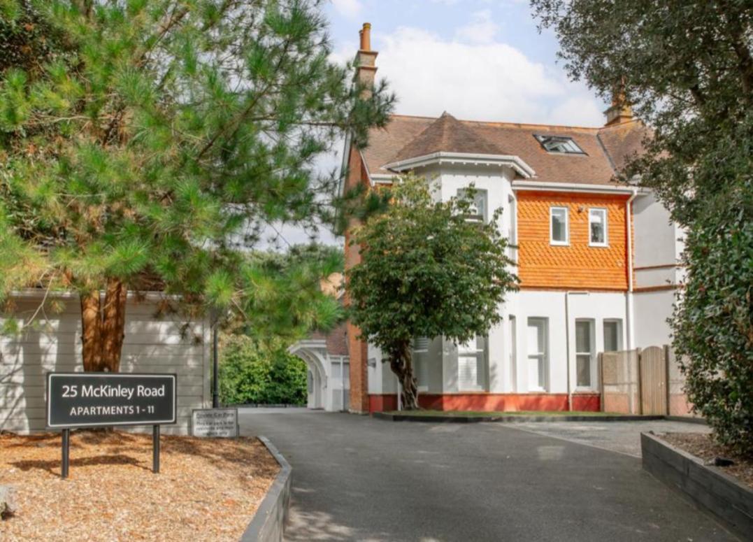 New Ground Floor Apartment, 4 Mins Walk To Beach