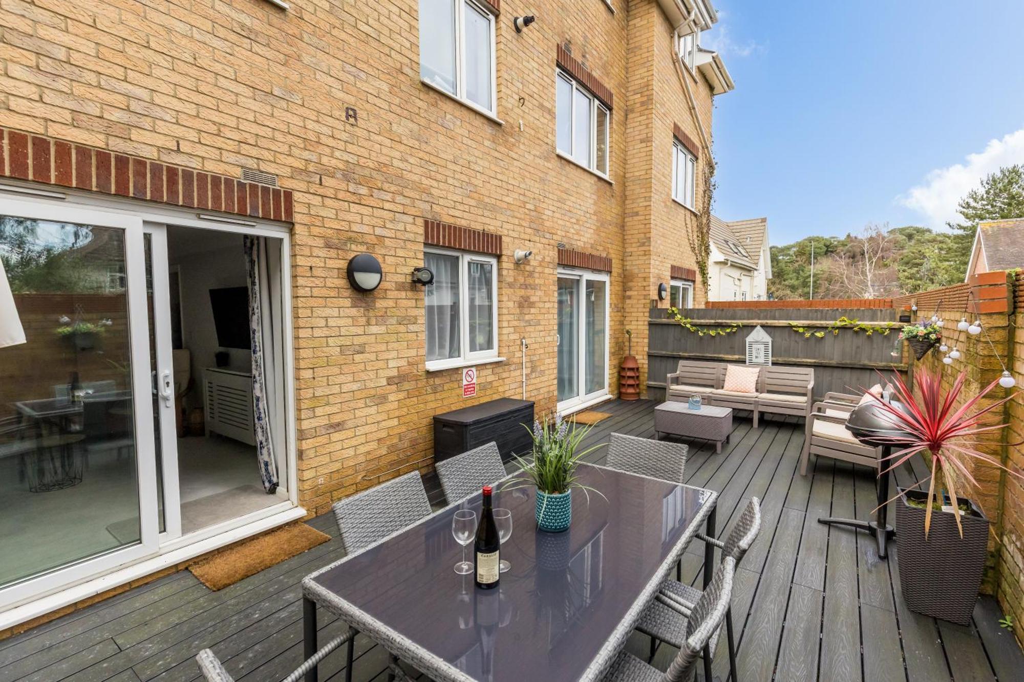 Modern, Comfy Town Centre Gem, Near Beach, Parking *