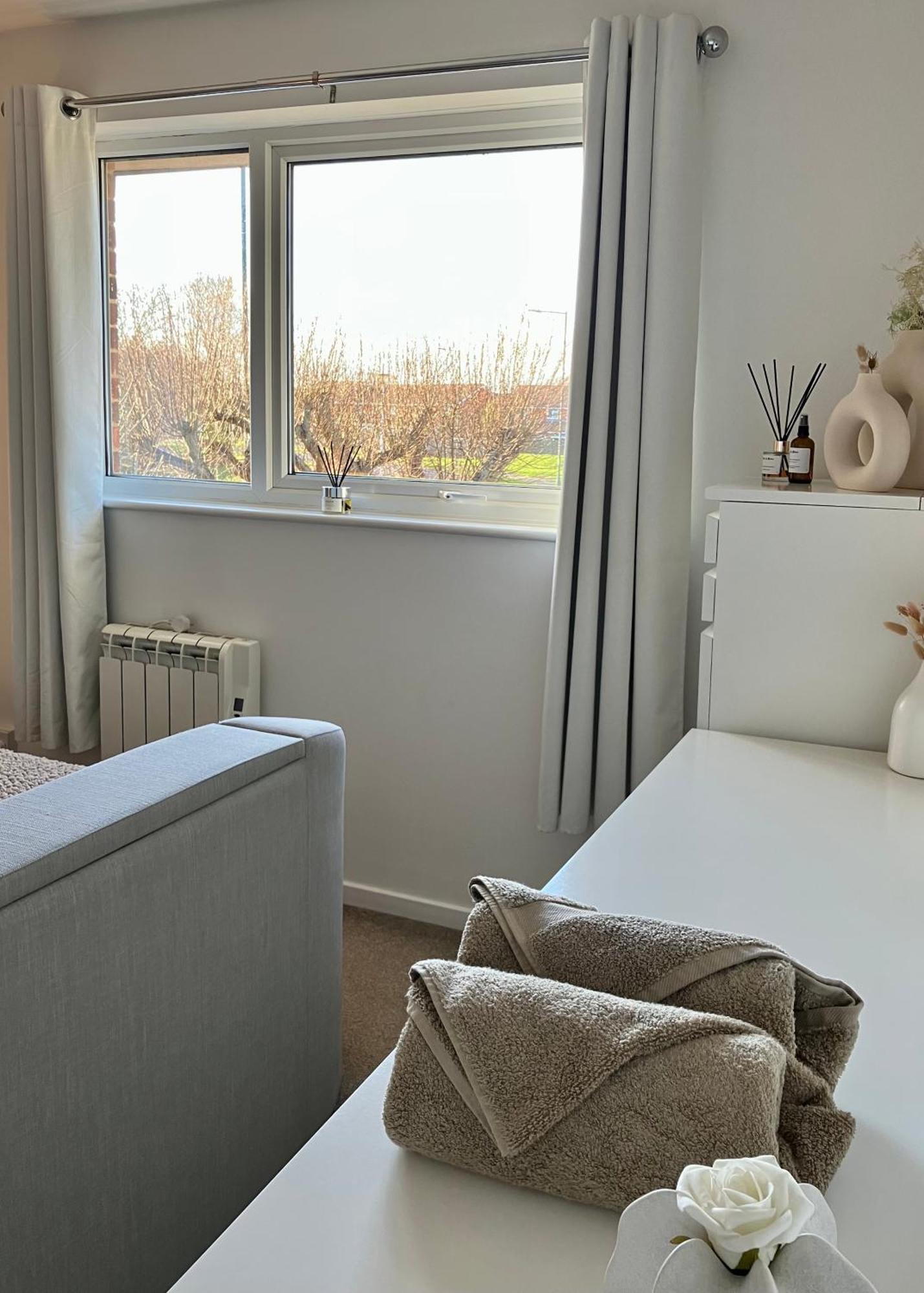 Central, Stylish & Cosy With Large Garden & Parking, Holiday home
