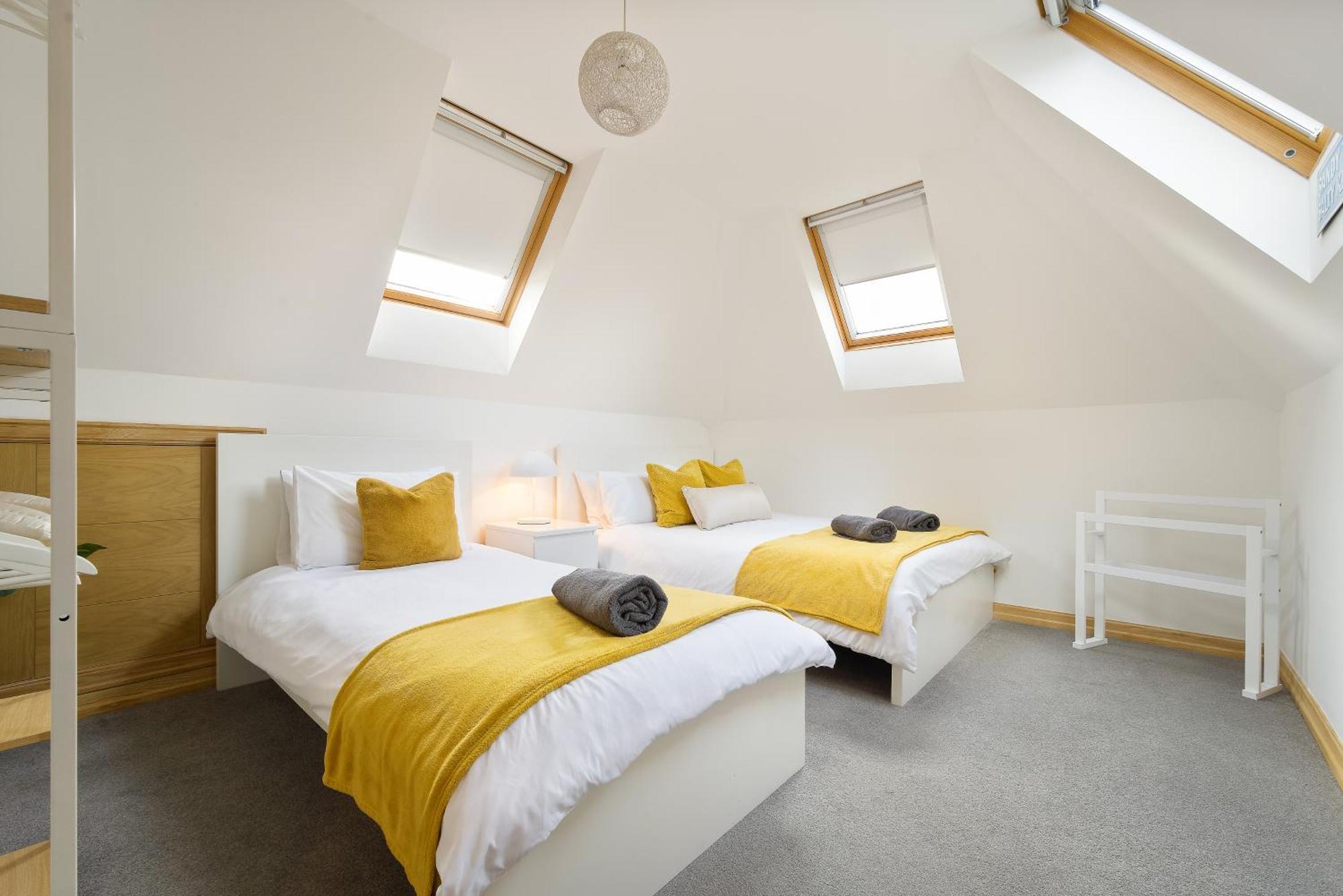Seaside Town Centre Triplex: Spacious Retreat With Parking *