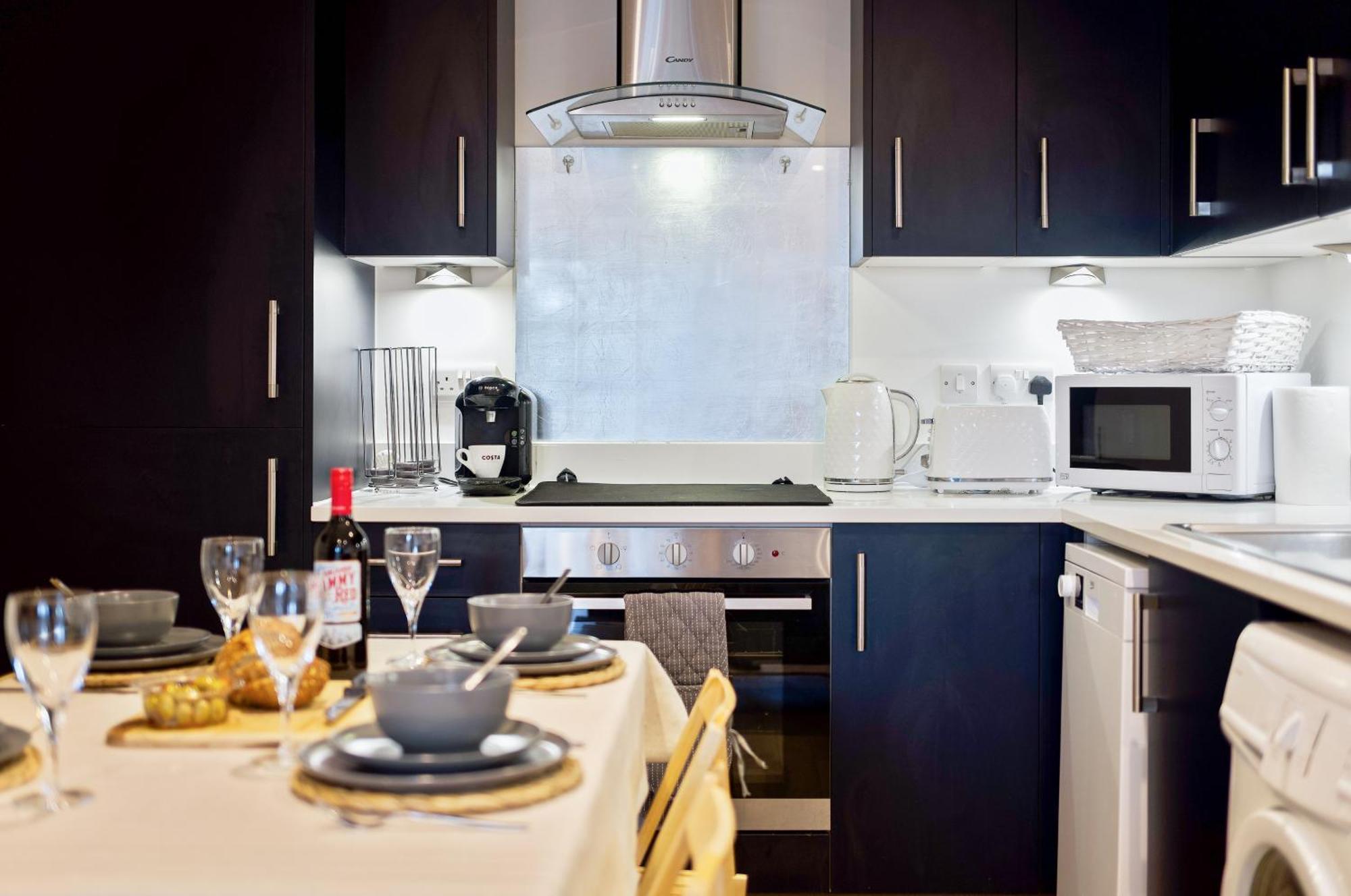 Seaside Town Centre Triplex: Spacious Retreat With Parking *