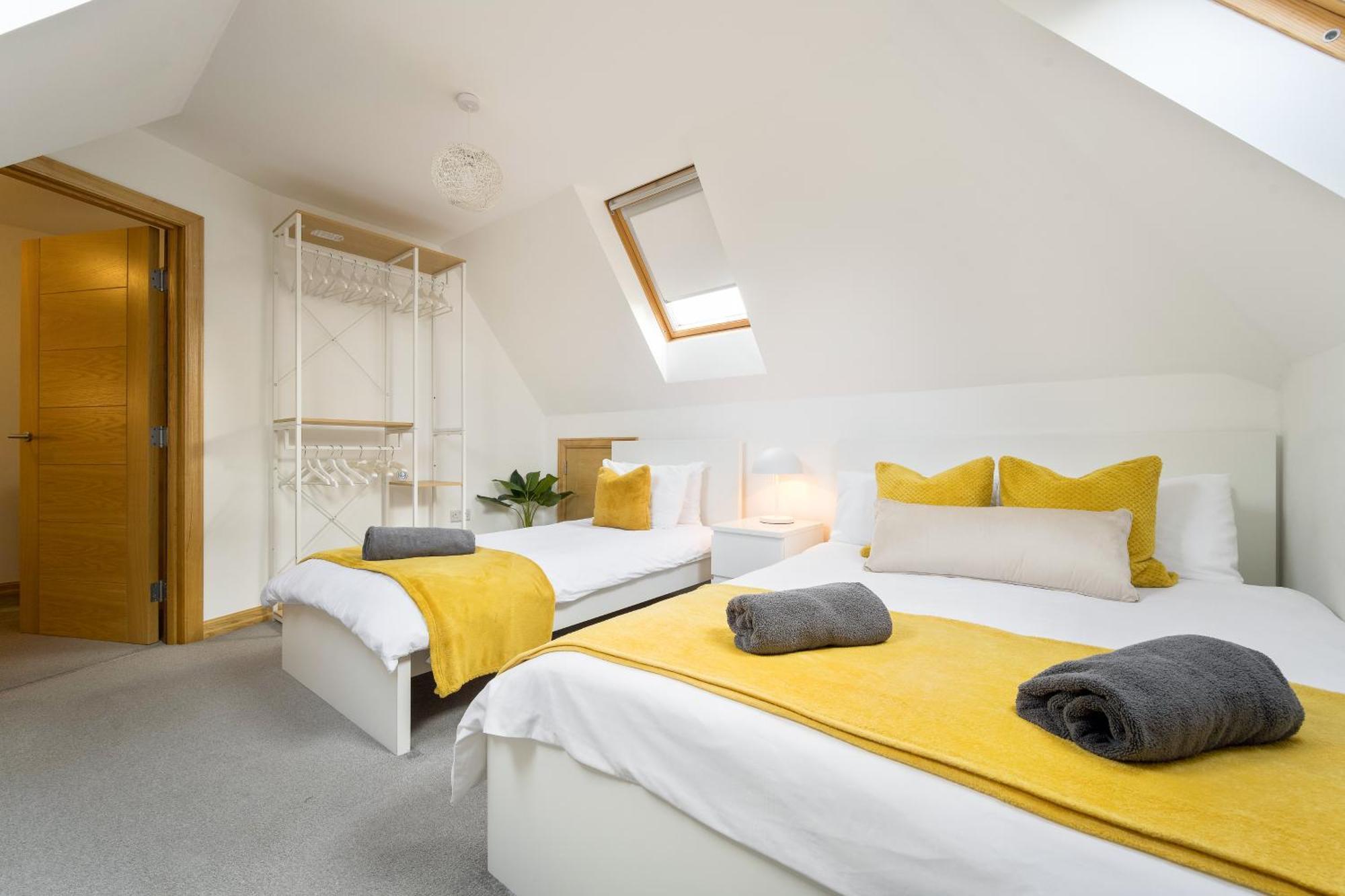 Apartment Seaside Town Centre Triplex: Spacious Retreat With Parking Bournemouth