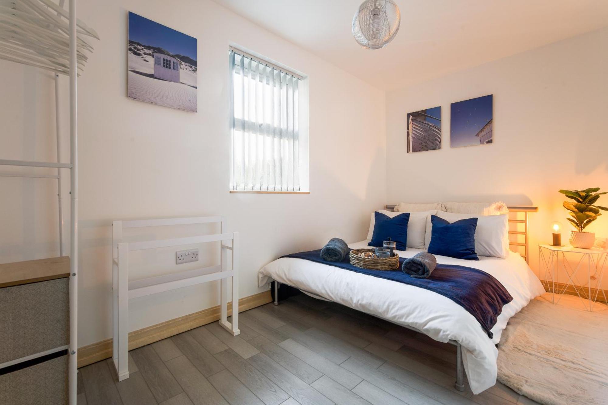 Seaside Town Centre Triplex: Spacious Retreat With Parking * Bournemouth