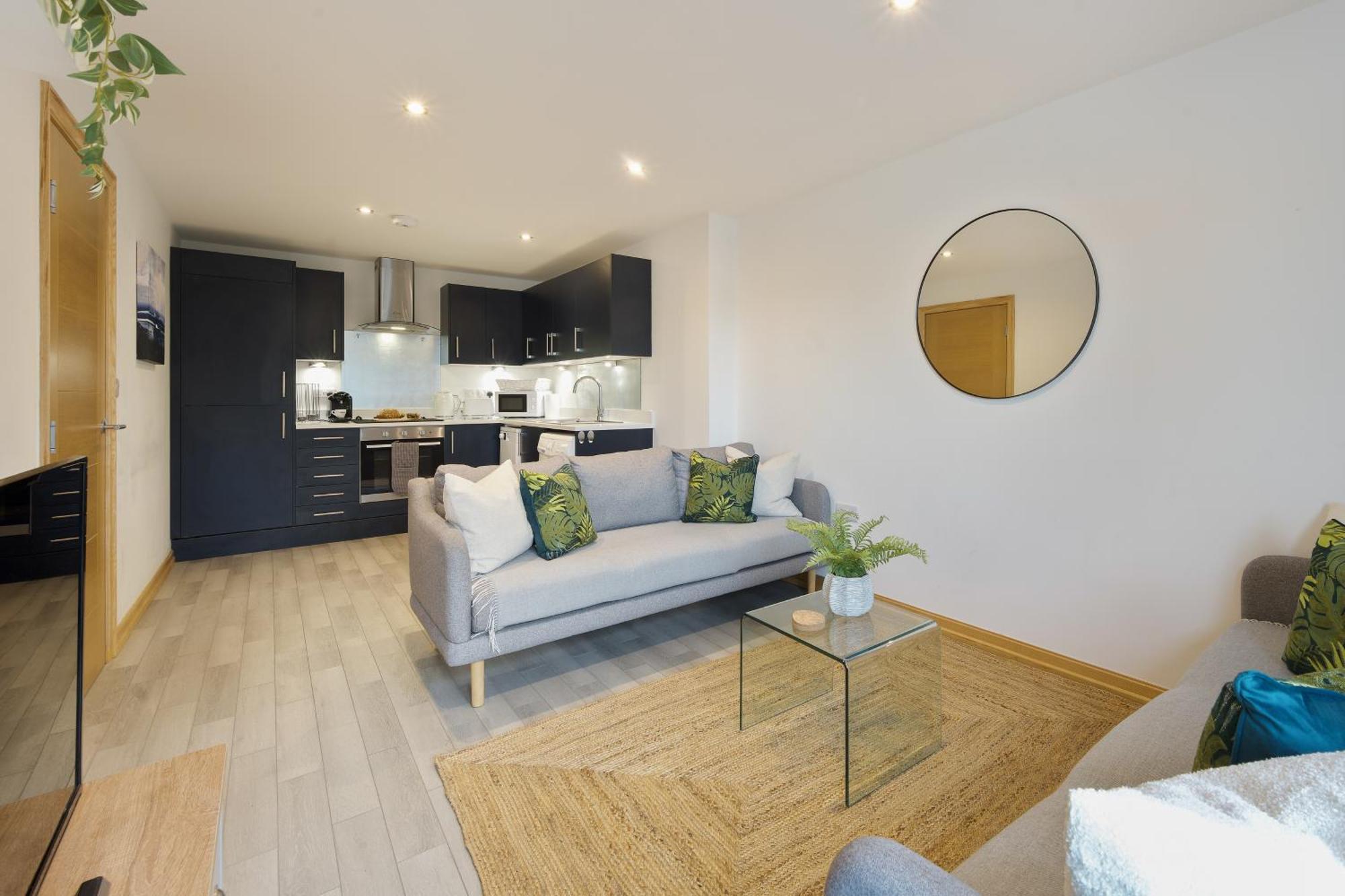 Apartment Seaside Town Centre Triplex: Spacious Retreat With Parking