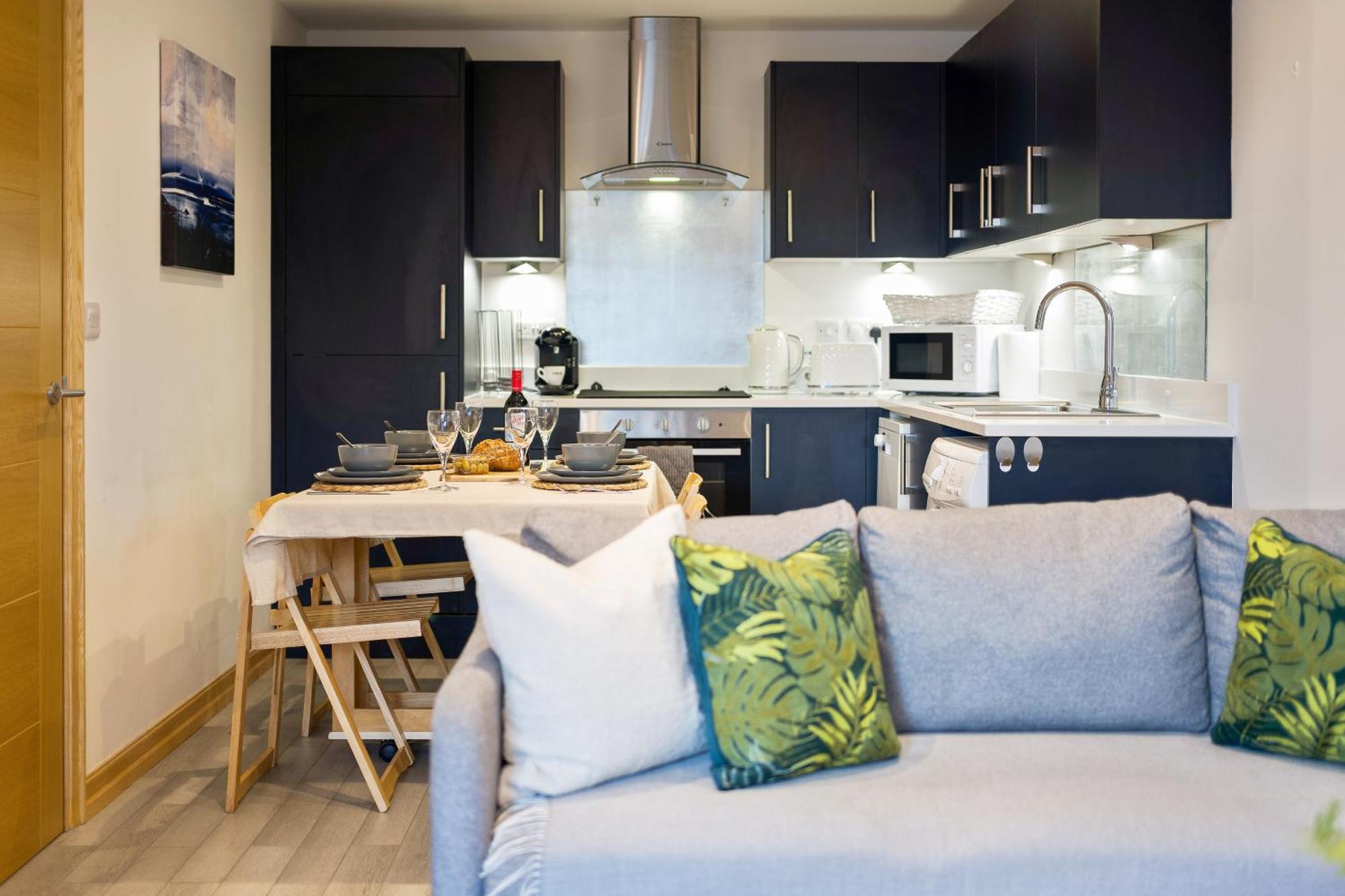 Seaside Town Centre Triplex: Spacious Retreat With Parking Apartment Bournemouth