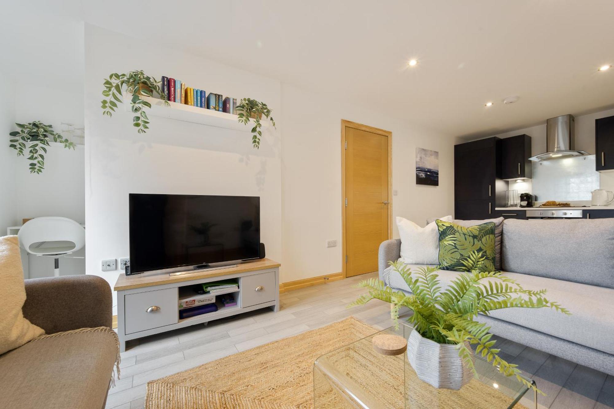Seaside Town Centre Triplex: Spacious Retreat With Parking