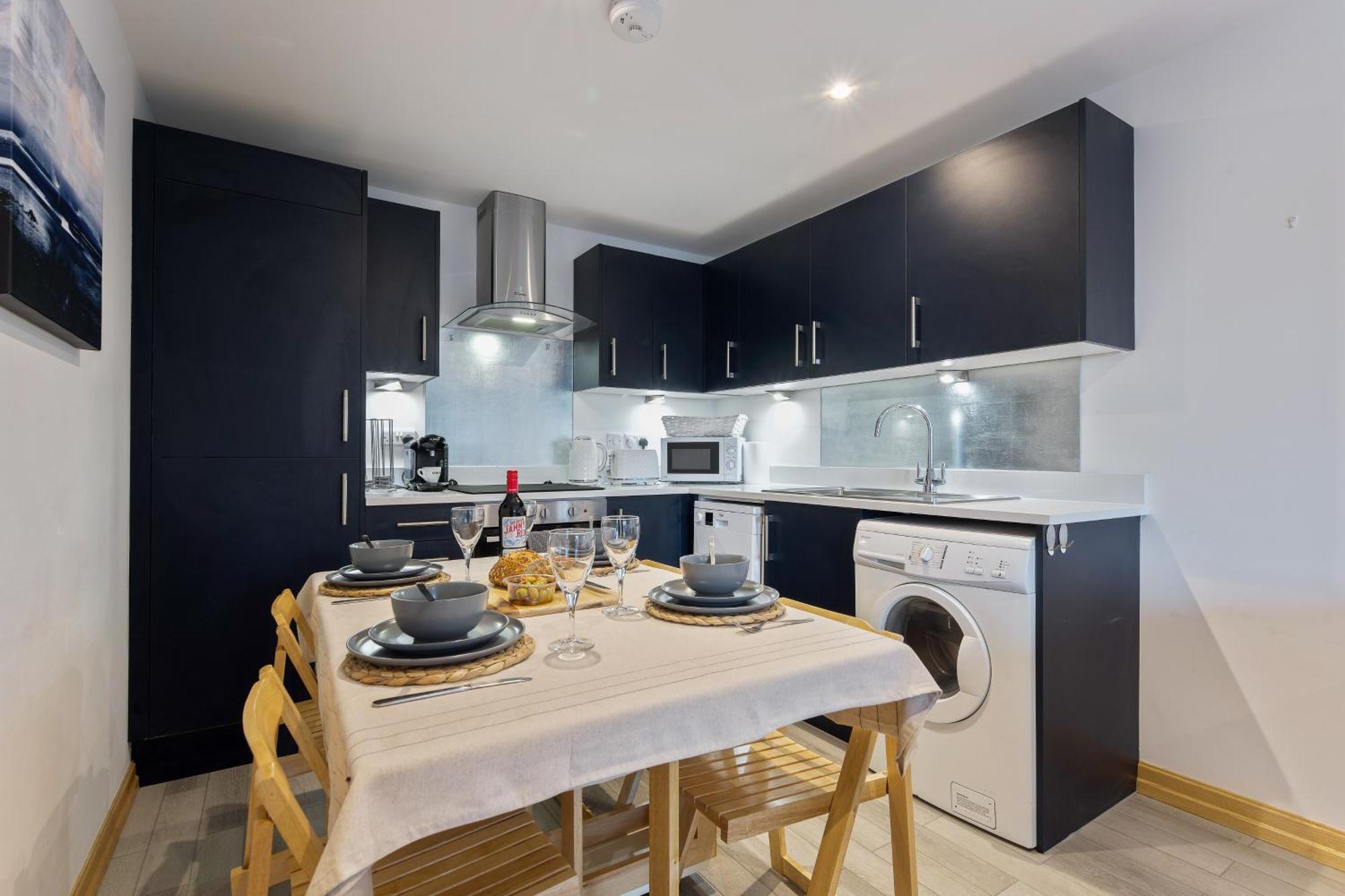 Seaside Town Centre Triplex: Spacious Retreat With Parking