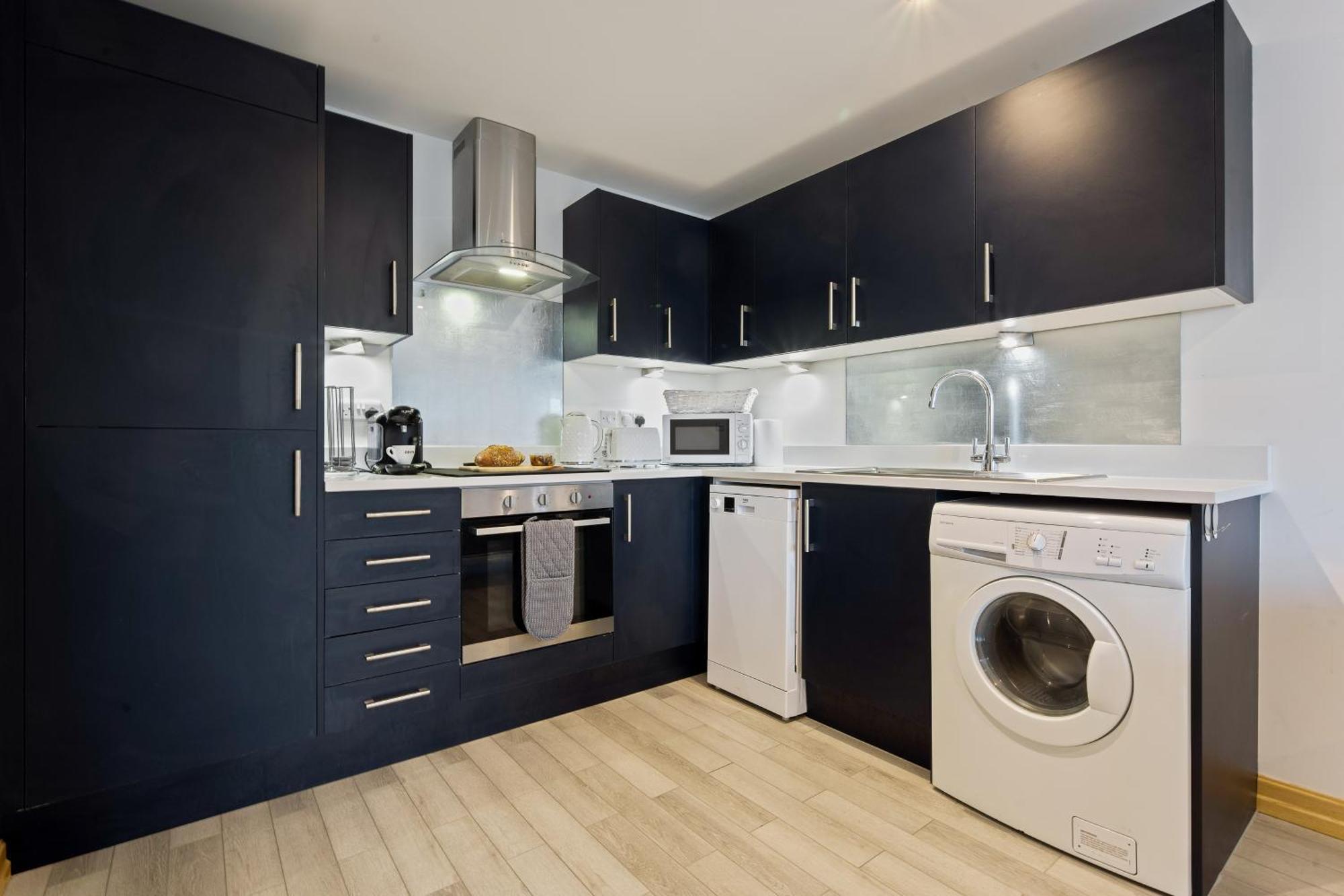 Seaside Town Centre Triplex: Spacious Retreat With Parking Apartment Bournemouth