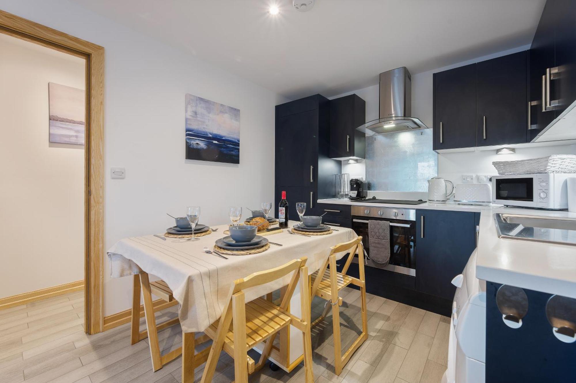 Seaside Town Centre Triplex: Spacious Retreat With Parking Bournemouth