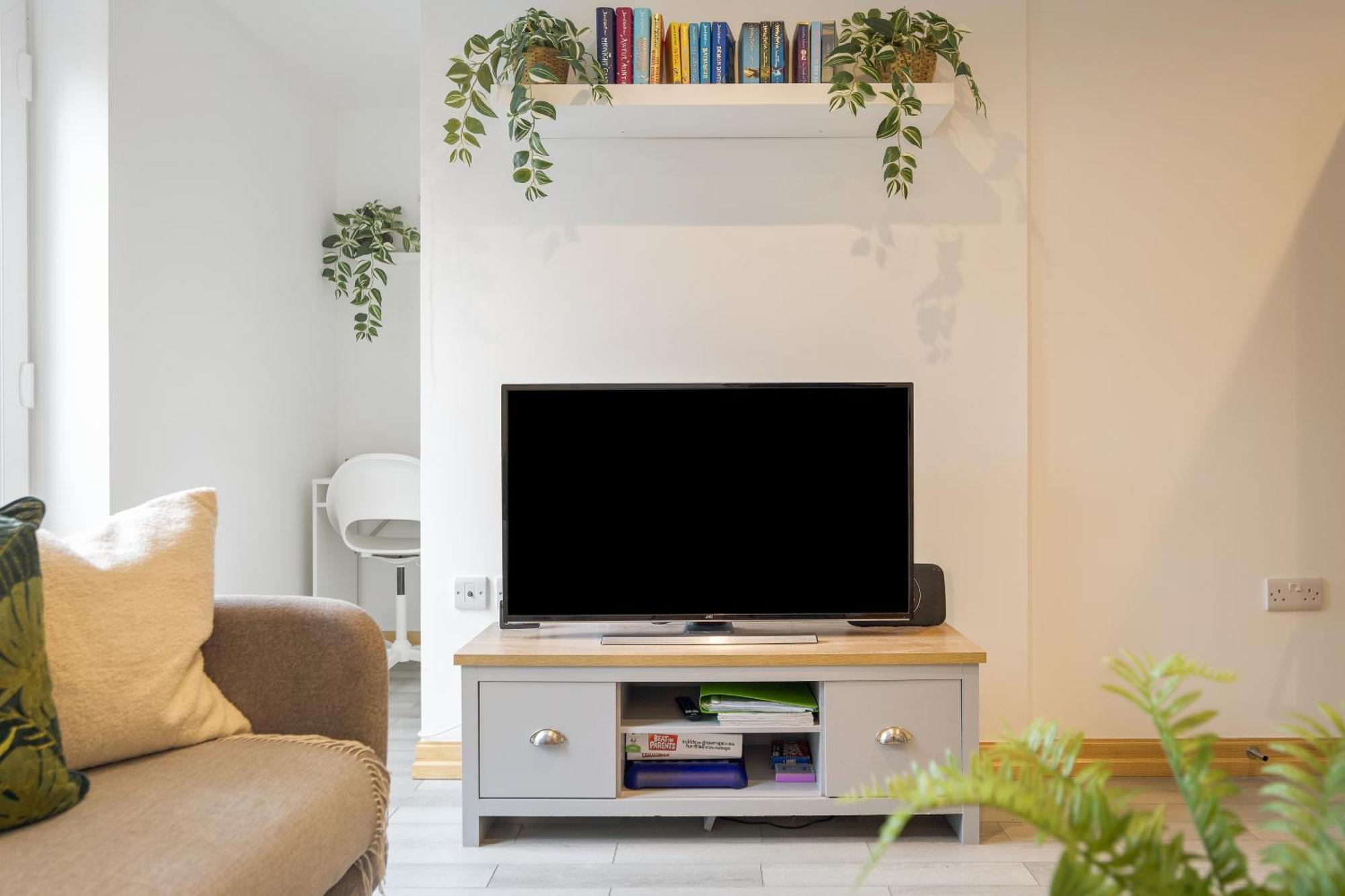 Seaside Town Centre Triplex: Spacious Retreat With Parking Apartment Bournemouth