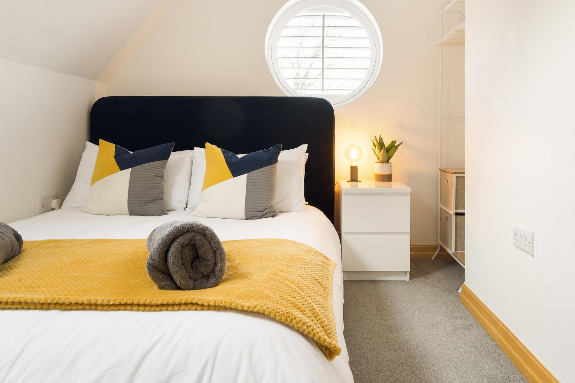Seaside Town Centre Triplex: Spacious Retreat With Parking * Bournemouth