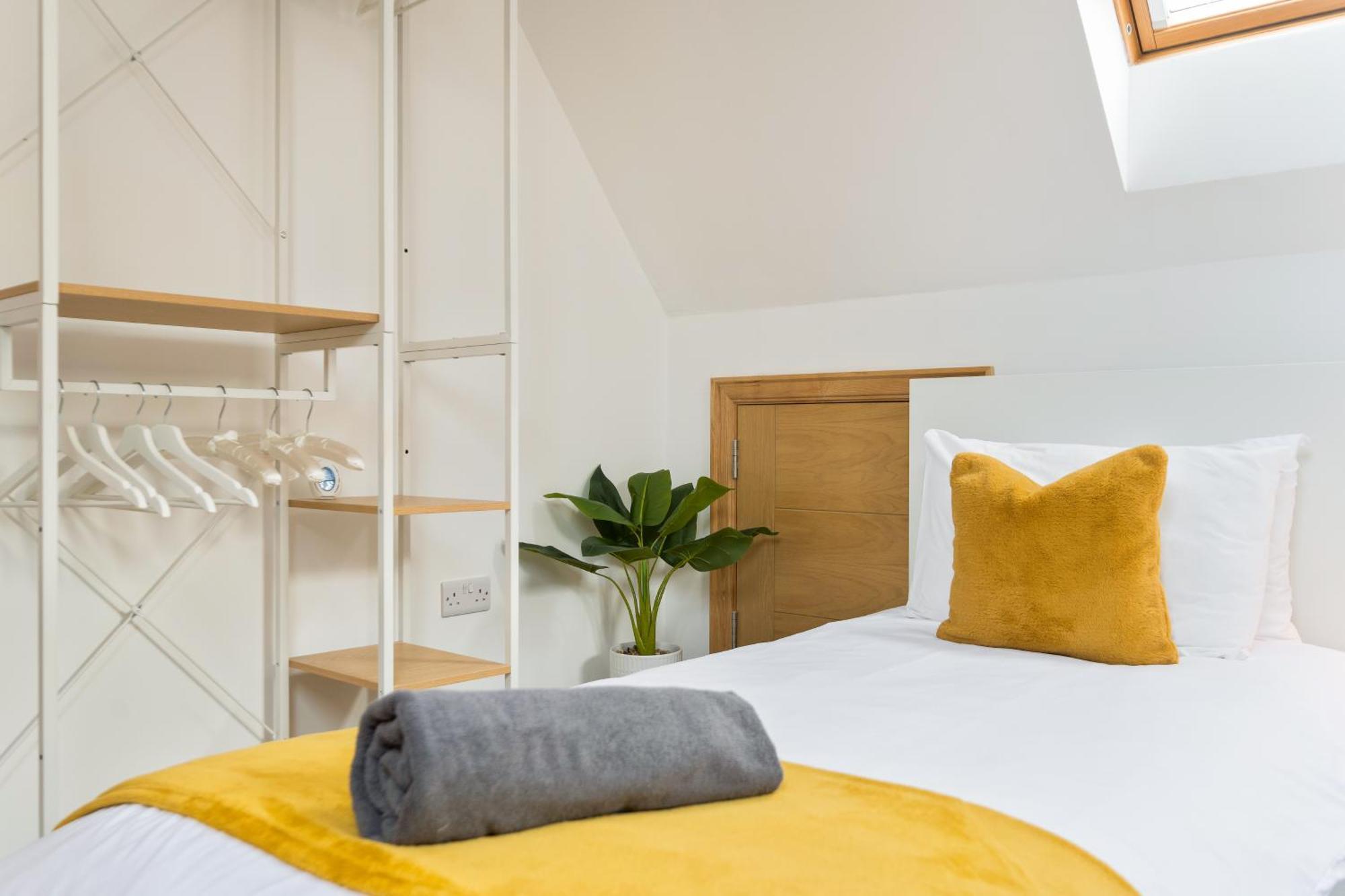 Apartment Seaside Town Centre Triplex: Spacious Retreat With Parking Bournemouth