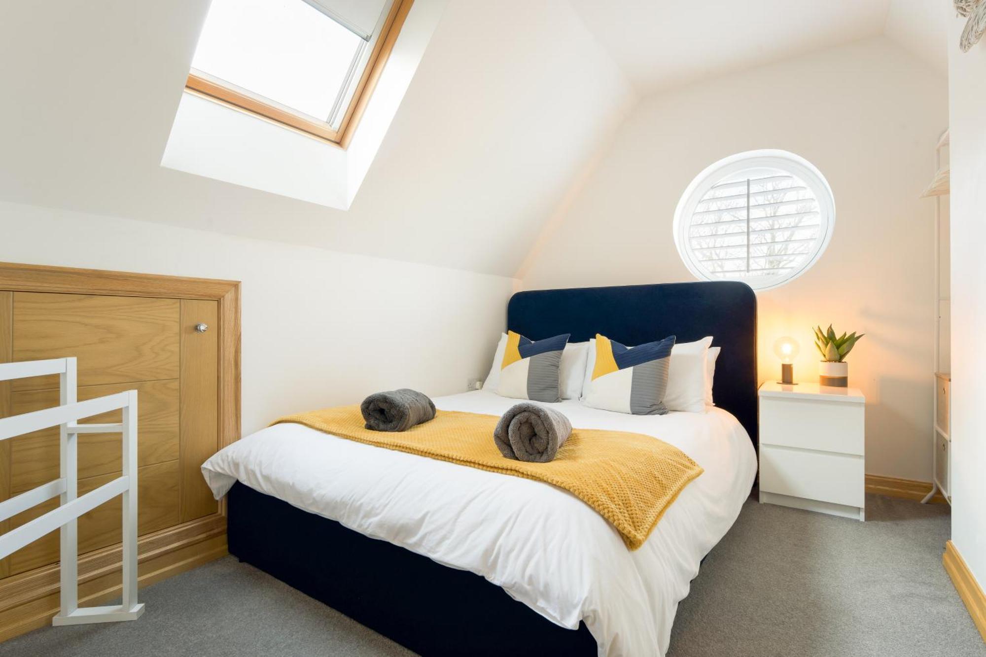 Seaside Town Centre Triplex: Spacious Retreat With Parking * Bournemouth