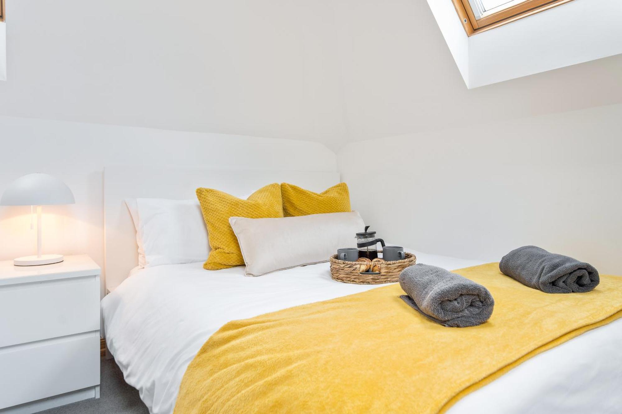 Seaside Town Centre Triplex: Spacious Retreat With Parking Bournemouth