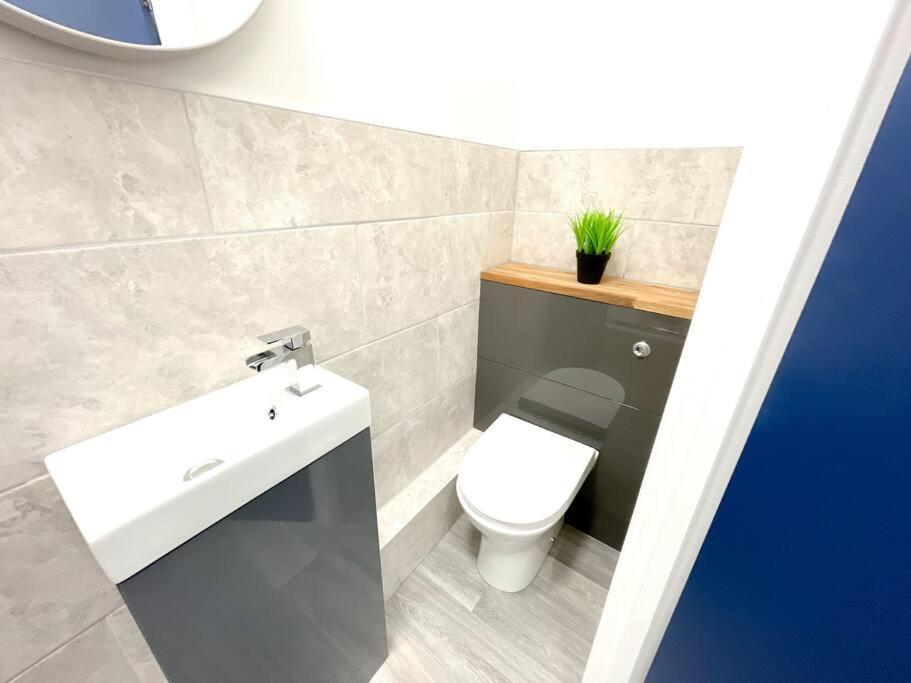Stylish 4 Bedroom With Parking *