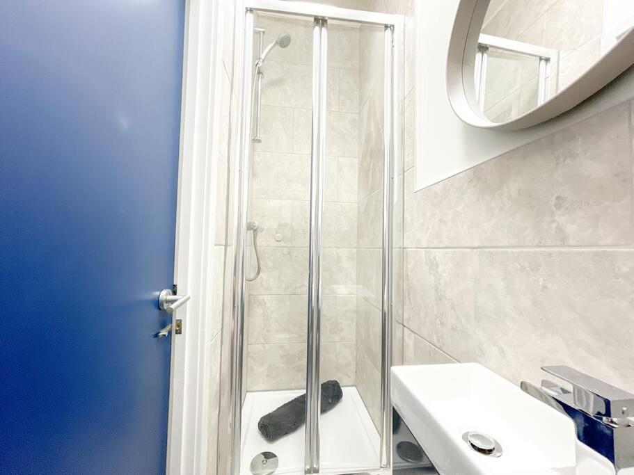 Stylish 4 Bedroom With Parking