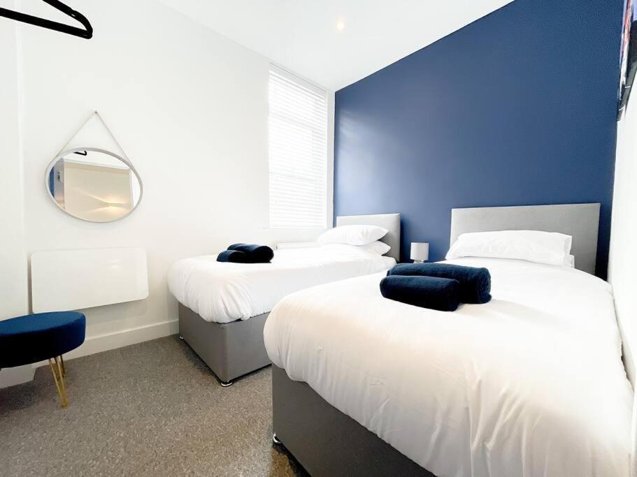 Stylish 4 Bedroom With Parking Apartment Bournemouth