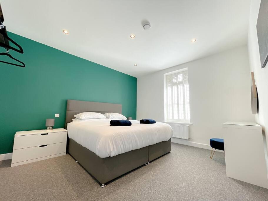 Stylish 4 Bedroom With Parking Apartment