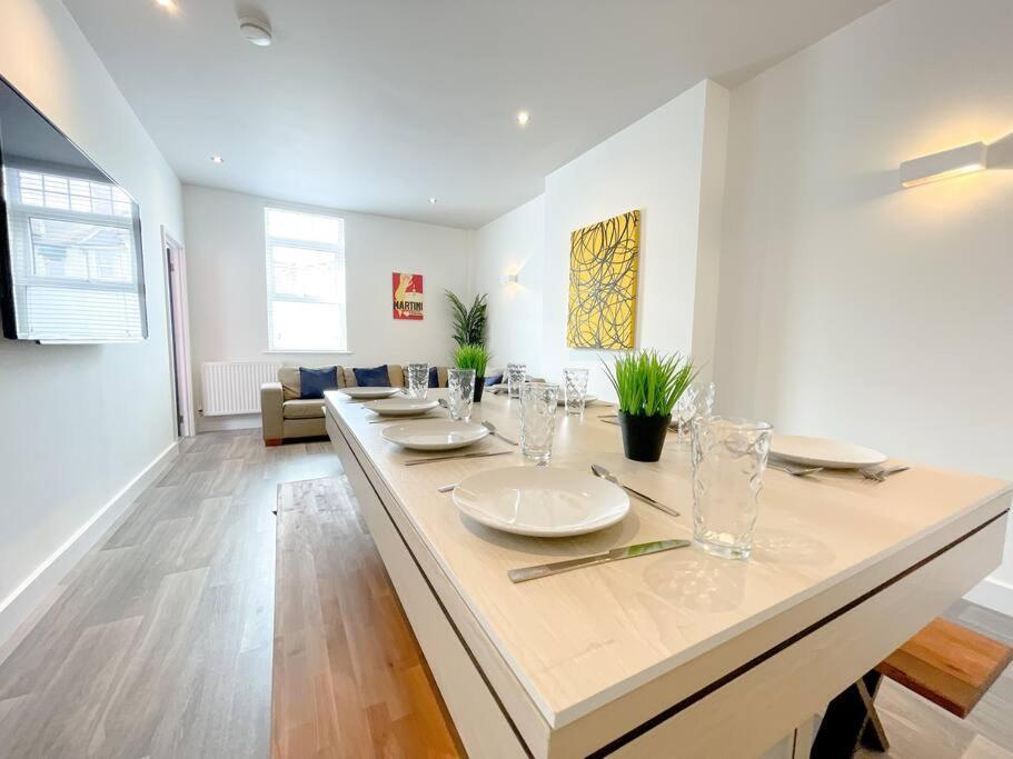 Stylish 4 Bedroom With Parking *