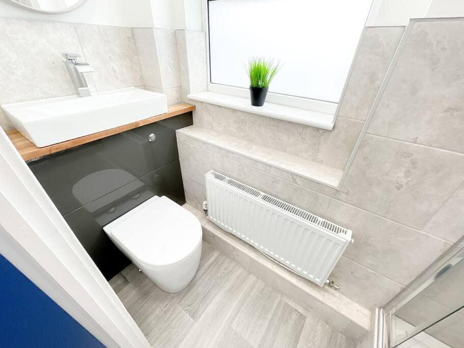 Stylish 4 Bedroom With Parking *