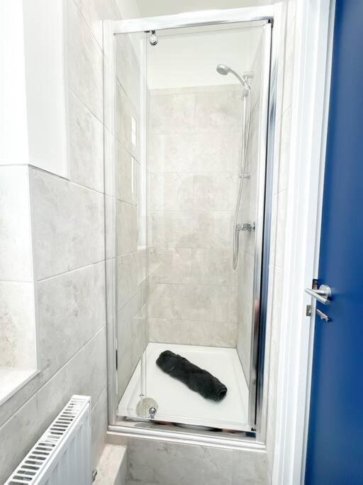 Stylish 4 Bedroom With Parking