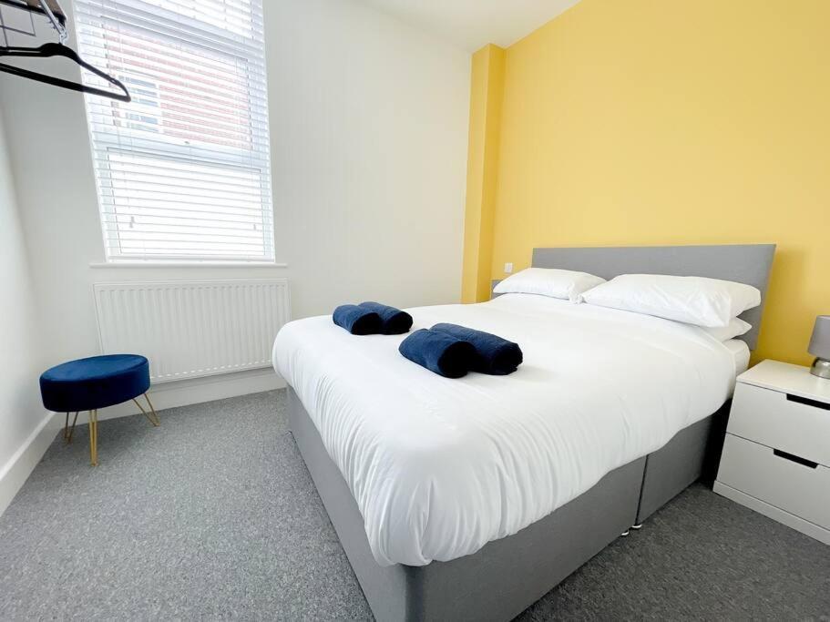 Stylish 4 Bedroom With Parking Apartment Bournemouth