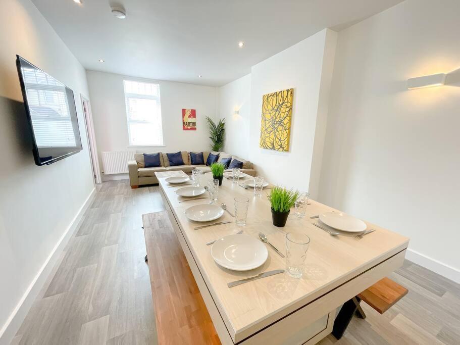 Stylish 4 Bedroom With Parking