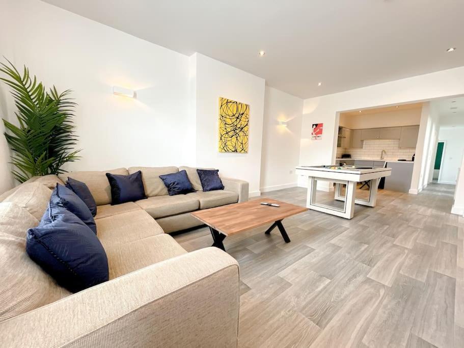 Stylish 4 Bedroom With Parking *