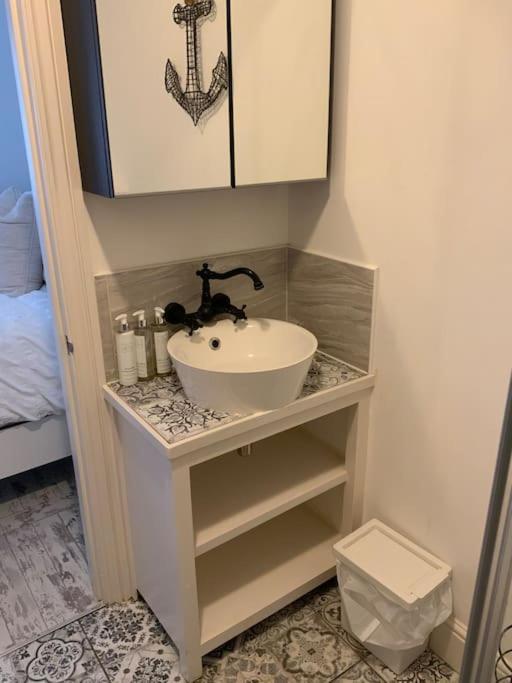 Beautiful 1 Bed Annex, Near And Shops Apartment *