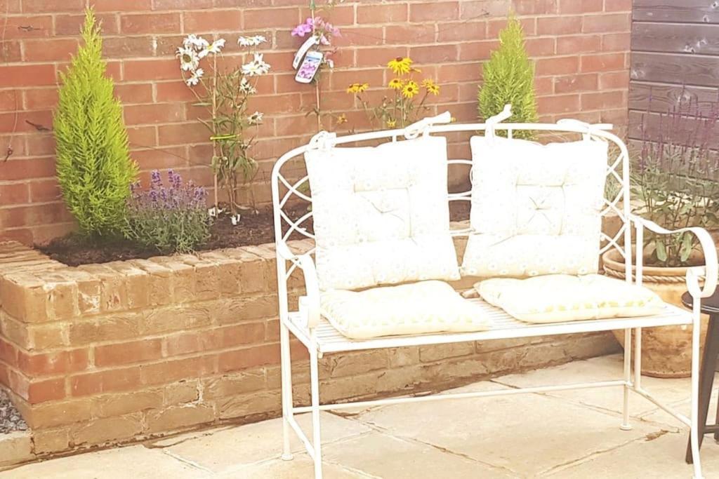 Beautiful 1 Bed Annex, Near And Shops Apartment *