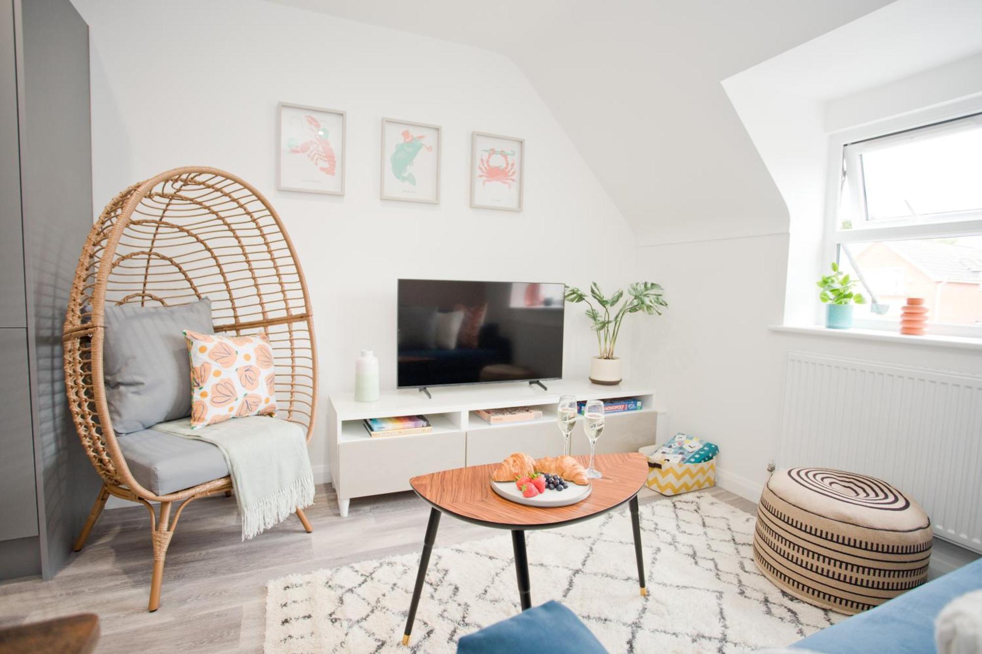 Stylish 2 Bedroom - Parking - 5 Mins Walk To Bournemouth