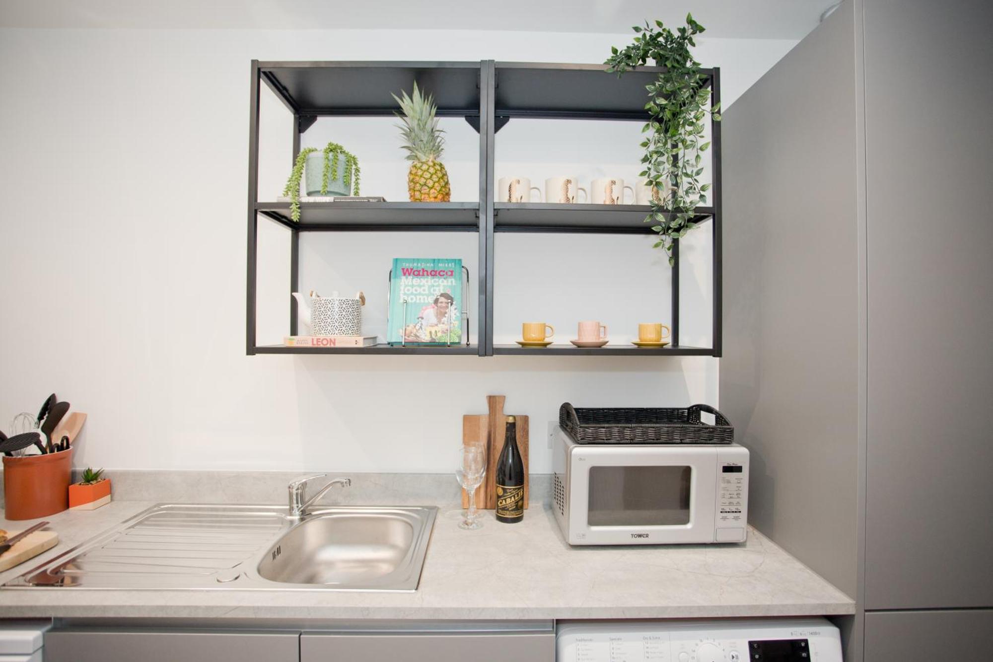 Stylish 2 Bedroom - Parking - 5 Mins Walk To Apartment