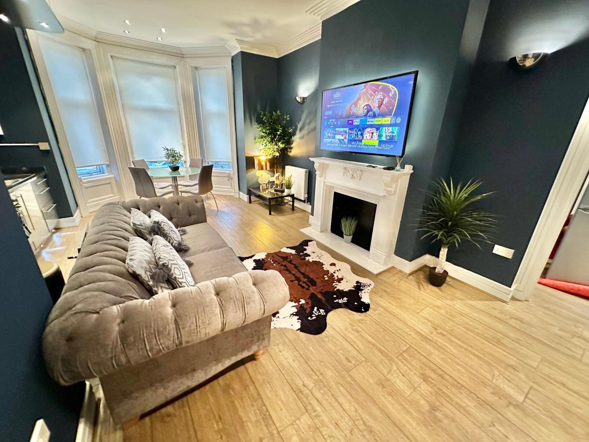 Cliff Retreat - Short Stroll To Town And Apartment *