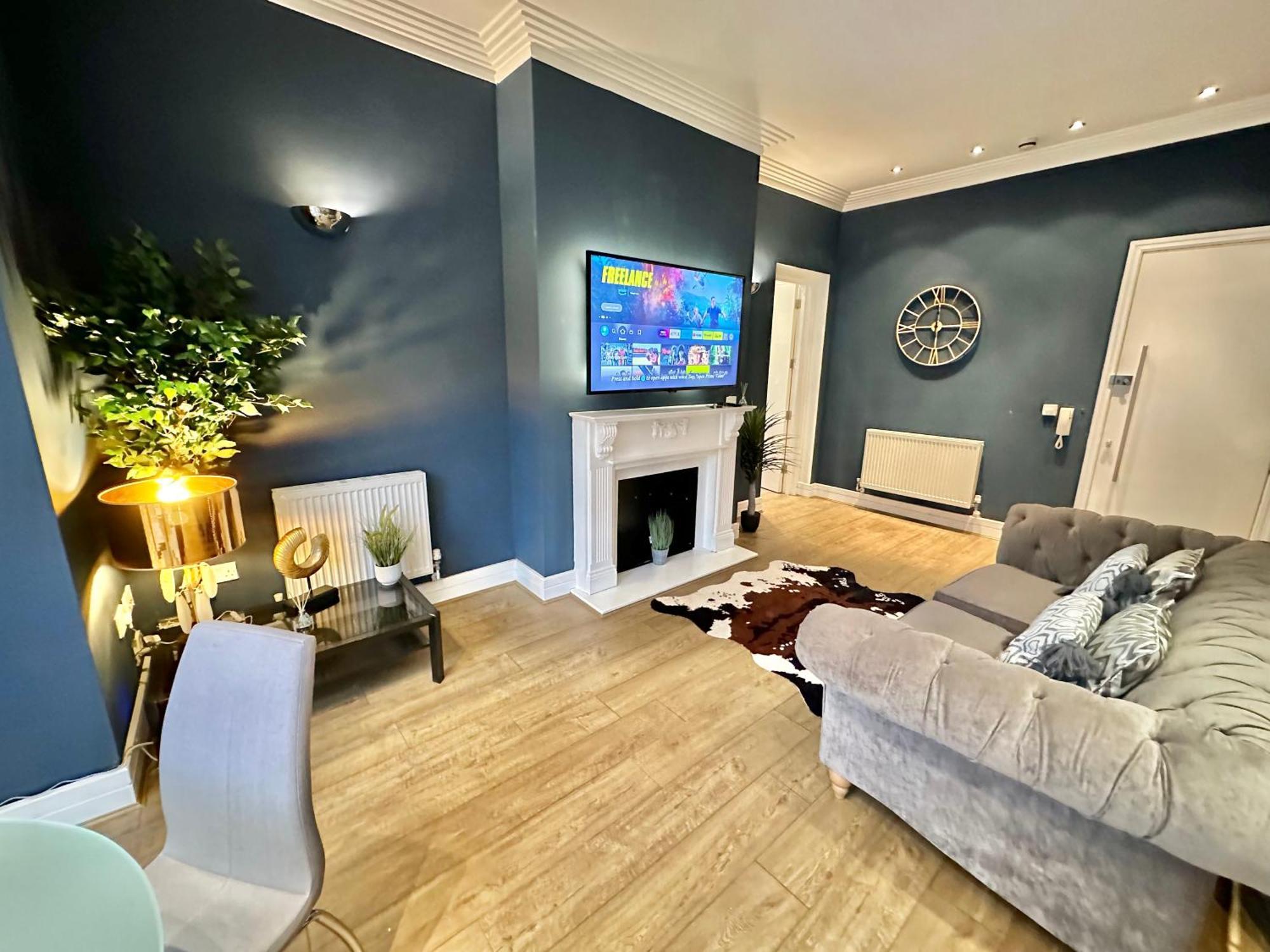 Cliff Retreat - Short Stroll To Town And Apartment