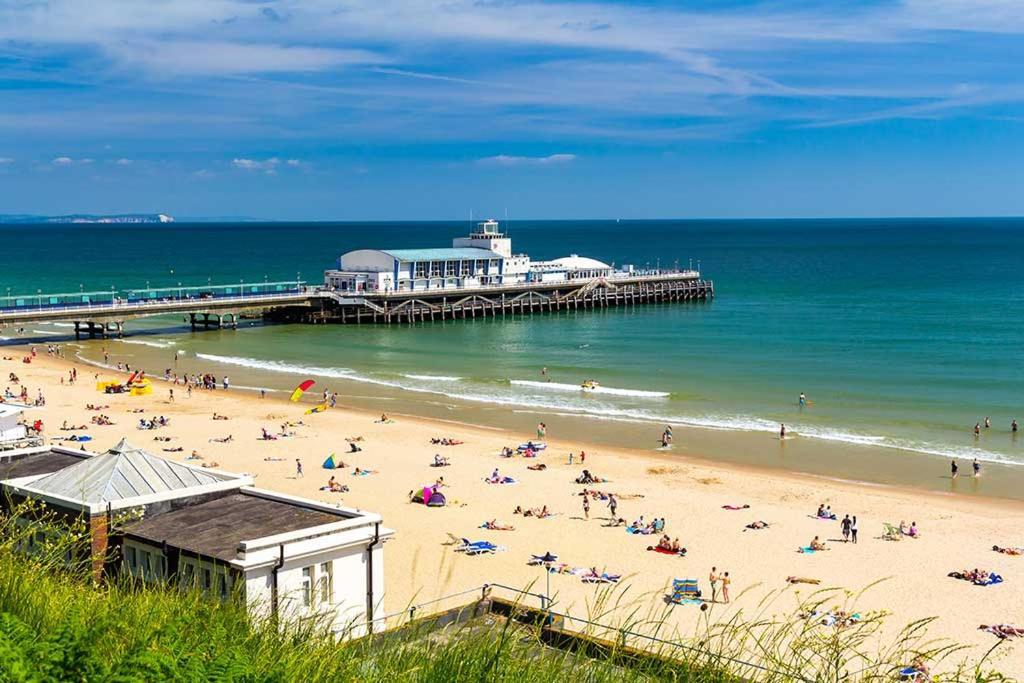 Apartment Coastal Vibes - Stunning With King Size Bed And Free Parking - Central Location And Close To Beach *