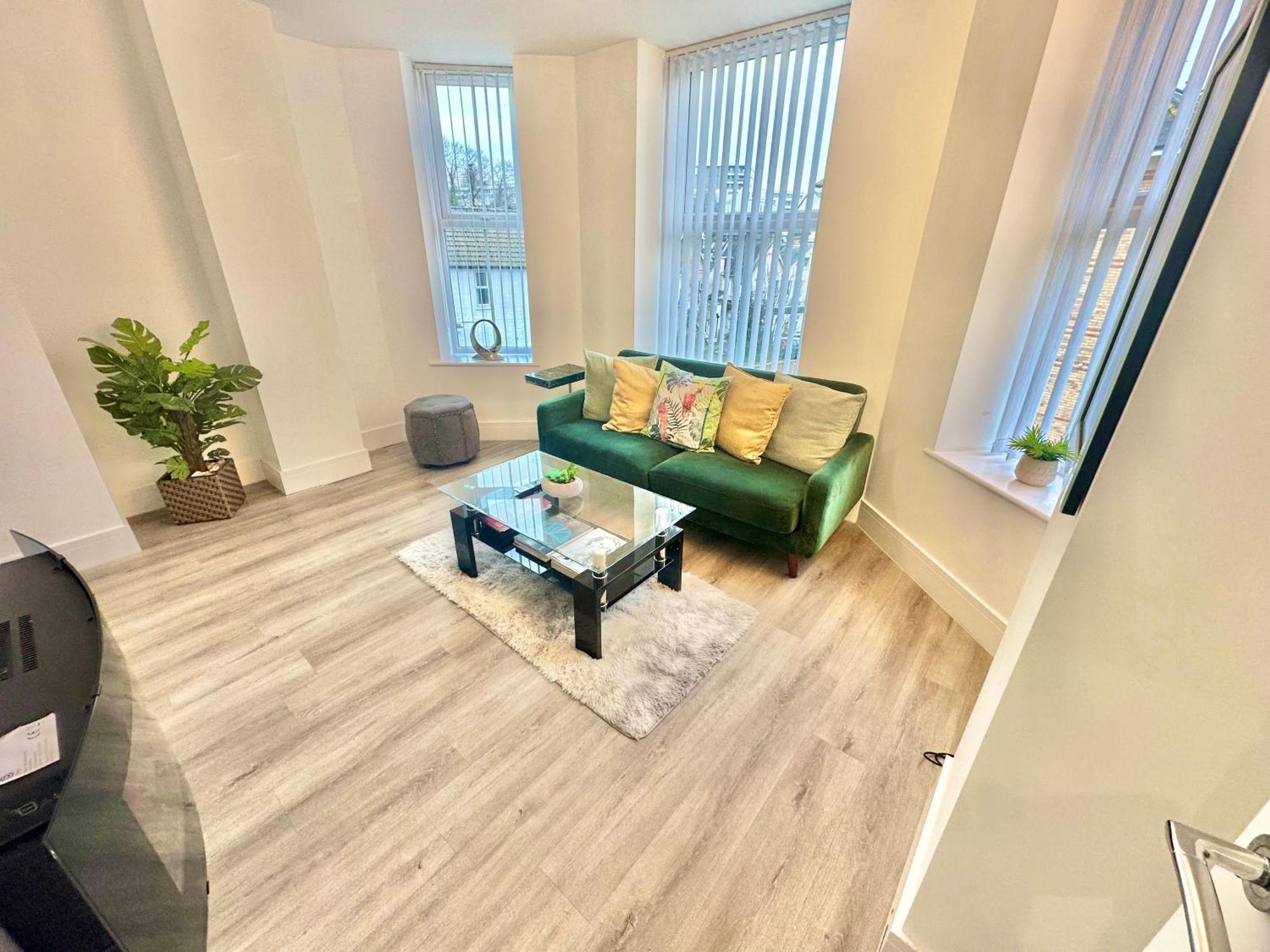 Coastal Vibes - Stunning With King Size Bed And Free Parking - Central Location And Close To Beach Apartment *
