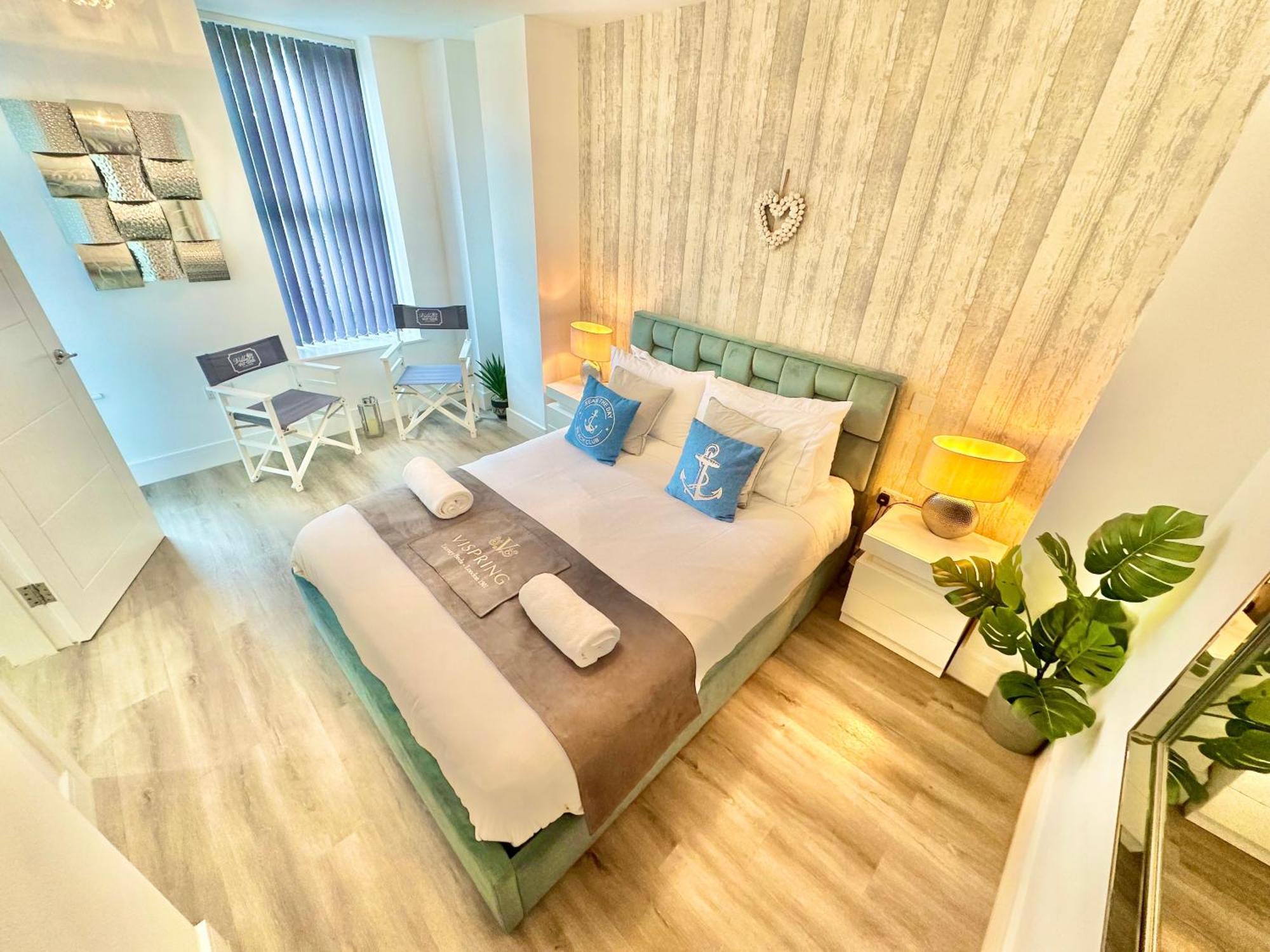 Coastal Vibes - Stunning With King Size Bed And Free Parking - Central Location And Close To Beach